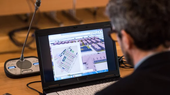 Der Ermittler des LKA, Stefan Willms, bereitet am 25.04.2016 im Verhandlungssaal in Detmold seinen Computer mit einem 3D-Modell des Konzentrationslagers Auschwitz f&uuml;r seine Aussage vor. - &copy; dpa