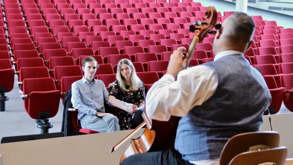 Der Cellist Laszlo Szabo vom Staatsbad-Orchester spielt ein 30-min&uuml;tiges Konzert f&uuml;r Lena Frensemeyer und Maximilian Hlawna. - &copy; Heidi Stork