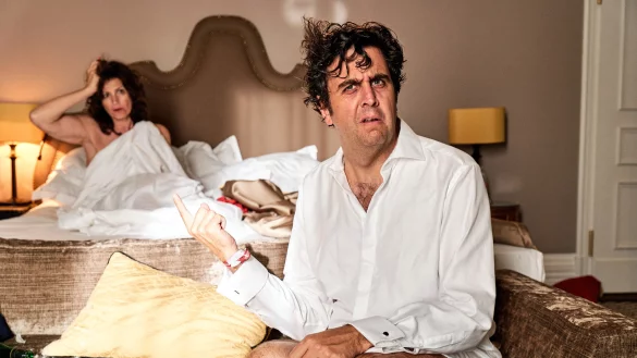 Bastian (Bastian Pastewka) berichtet 
Regine (Sabine Vitua) von seinem Abend beim Deutschen Filmpreis - Szene 
aus Folge sieben &laquo;Eine Nacht zum Vergessen&raquo;, der achten Staffel von &laquo;Pastewka&raquo; (undatierte Aufnahme). - &copy; Amazon Prime Video/dpa