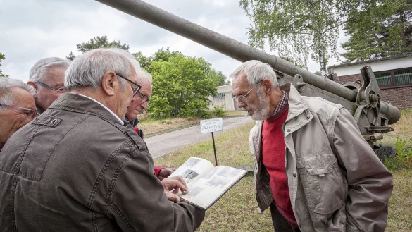 Erinnernsich an "ihre" Zeit: Bei einem Rundgang durch die Kaserne legten die Reservisten, die einst dem Panzerartilleriebataillon angeh&ouml;rten, auch einen Stopp am Kanonenrohr auf Lafette ein. 
- &copy; Gocke