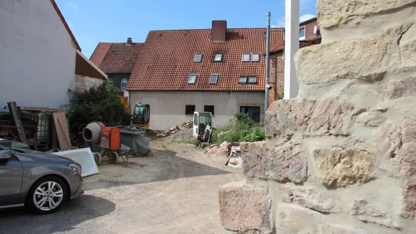 Stein des Ansto&szlig;es: Auf der ehemaligen Gr&uuml;nfl&auml;che hinter dem Restaurant am Ostertor sollen weitere Parkpl&auml;tze entstehen. - &copy; Katrin Kantelberg