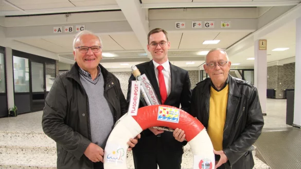 Rettungsring f&uuml;r die Freib&auml;der: Dieter Hempelmann (links) und R&uuml;diger Tretow (rechts) &uuml;berreichen B&uuml;rgermeister Matthias Kalkreuter im Schulzentrum Werreanger das Konzept f&uuml;r die drei Freizeiteinrichtungen in Lage. - &copy; Cordula Gr&ouml;ne