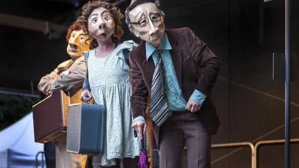 Das "Theater Fragile" lieferte auf dem Schlossplatz &uuml;berraschende Sommermomente f&uuml;r die Zuschauer. - &copy; Laurenz Tegethoff