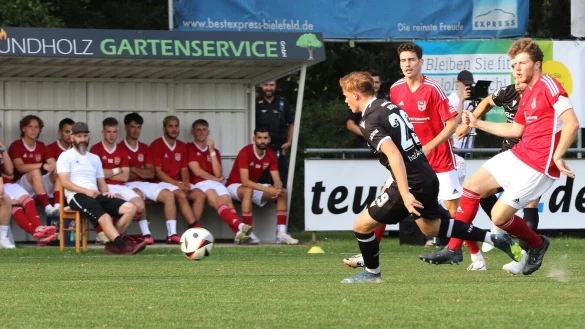 Lipperreihes Trainer Mirco Westermeier sitzt direkt am Spielefleldrand und beobachtet genau die Szenen. - © Oliver König