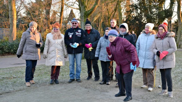 Beliebter Sport in Lemgo: Seit drei Jahren treffen sich die Spieler mittwochs und freitags ab 14 Uhr am Kastanienwall und ziehen viel Aufmerksamkeit auf sich. Selbst bei minus vier Grad wirft die &auml;lteste Boulespielerin, Else R&uuml;hl (79), noch fokussiert ihre Kugel. Boule ist ein Sport mit moderater Bewegung an der frischen Luft und erfordert viel Pr&auml;zision und Wurfgeschick. - &copy; Tanja Watermann