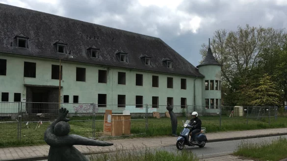 Steht vor Ver&auml;nderungen: Im Block 39 sind bereits die Fenster ausgebaut worden. In K&uuml;rze soll der Umbau zur Pflegeeinrichtung erfolgen. - &copy; Jana Beckmann(LZ)