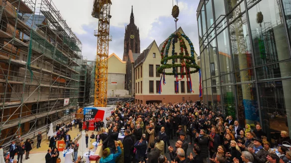 Feierlich: Beim Richtfest bejubelten Hunderte die Restauration von historischen Gebäuden in der Frankfurter Altstadt. - © dpa