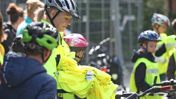 Polizeioberkommissarin Tanja Menze trainiert mit den Viertkl&auml;sslern der Bachschule das richtige Verhalten im Sta&szlig;enverkehr. - &copy; Vera Gerstendorf-Welle