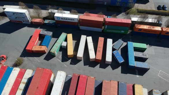 16 Container &agrave; zw&ouml;lf mal sechs Meter hatte ein Team um Christian Hansmann, Leiter des Container-Depots, im April 2020 auf dem Gel&auml;nde der Firma Bobe in Holzhausen mit Hilfe von Staplern in Position gebracht, sodass die tonnenschweren Beh&auml;lter am Ende ein &bdquo;Danke" f&uuml;r die Helfer in der Corona-Zeit formten. Jetzt ist f&uuml;r den 24. Juli eine Hilfsaktion f&uuml;r die Opfer der Flutkatastrophe geplant. - &copy; Firma Bobe