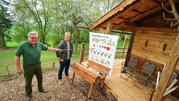 Friedhelm (links) und Fabius Begemann im &bdquo;Gr&uuml;nen Klassenzimmer".&nbsp; - &copy; Nicole Ellerbrake