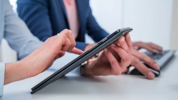 Arbeit am Tablet - &copy; Foto: Christin Klose/dpa-tmn