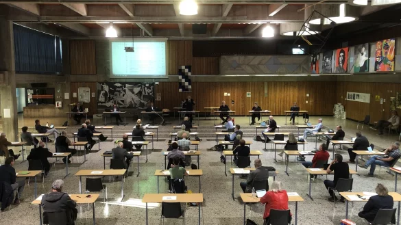 Mit Abstand tagt der Lemgoer Stadtrat im Foyer der Realschule. Jeder Politiker hat einen Tisch f&uuml;r sich und hat das Geb&auml;ude nur einzeln betreten d&uuml;rfen. Akustisch war die Sitzung allerdings eine Herausforderung f&uuml;r alle Beteiligten. - &copy; Till Brand