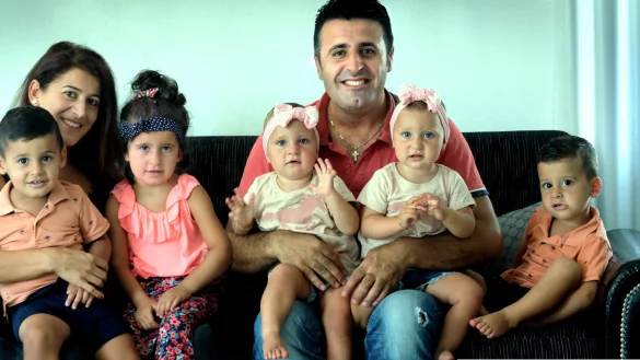 Mutter G&uuml;lay Cilgin mit Samuel und Julia, Vater Edip Cilgin mit den Zwillingen Maria und Gabriela, und Julius. - &copy; Andreas Fr&uuml;cht