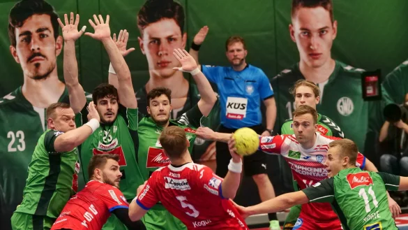 Unter vielfacher Beobachtung setzt Andrej Kogut zu einem vergeblichen Wurfversuch an. Foto: J&ouml;rg Hagemann - &copy; J&ouml;rg Hagemann