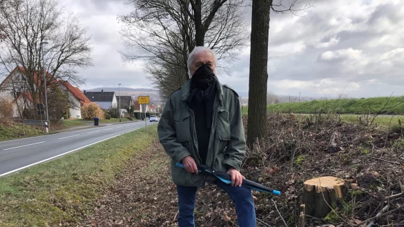 Horst T&uuml;nnermann steht an den knapp &uuml;ber dem Boden abgeschnittenen Str&auml;uchern an der Biemser Stra&szlig;e. Foto: Sven Kienscherf - &copy; Sven Kienscherf