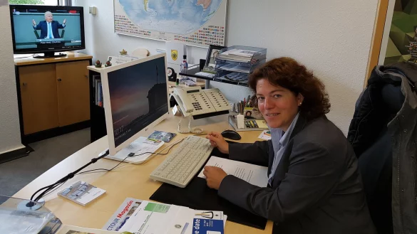 Die Abgeordnete in ihrem Berliner B&uuml;ro: Kerstin Vieregge hat die Debatten im Bundestag im Blick, auch wenn sie nicht im Plenarsaal sitzt.&nbsp; - &copy; Marianne Schwarzer(LZ)
