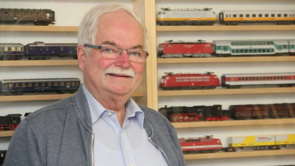 Sammler: Dr. Klaus Helm vor einem Teil seiner Loks, die einige Regale im Haus des Mediziners f&uuml;llen. - &copy; Yvonne Glandien