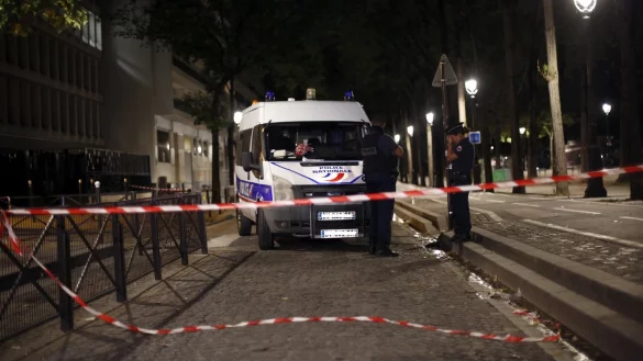 Polizeibeamte sichern den Ort eines Messerangriffs. Ein mit einem Messer bewaffneter Mann hatte wahllos auf Menschen eingestochen und dabei sieben Personen verletzt. - &copy; Thibault Camus/AP/dpa