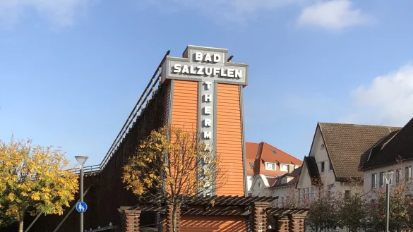 Einige Besucher genie&szlig;en letzte warme Sonnenstrahlen. - &copy; Thomas Reineke