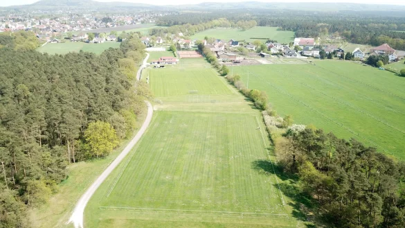 Gro&szlig;e Ver&auml;nderungen in der Diskussion: Es wird dar&uuml;ber nachgedacht, auf dem Sport- und Freizeitgel&auml;nde Schlingsbruch einen gro&szlig;en Kunstrasenplatz zu errichten. Das k&ouml;nnte entweder auf dem Trainingsplatz (Vordergrund) oder dem Hauptplatz dahinter geschehen. - &copy; Guntmar Wolff