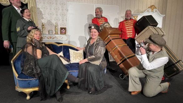 Das StattTheater-Ensemble um Ditchen Beckmann, Sabine Baumgarten, Fritze Wendel-Balzereit, Ute K&uuml;stermann, Michael Wendel, Rolf Kramer und Sandra Wehmh&ouml;ner (von links) probt f&uuml;r eine neue Kom&ouml;die. - &copy; Heidi Stork