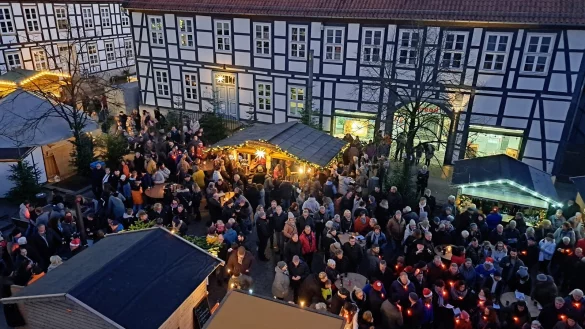 Lügder Weihnachtsmarkt aus der Vogelperspektive: Im vergangenen Jahr hat es viele Besucher in die Innenstadt gezogen. - © Lügde Marketing