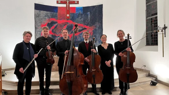 Regine Witt (von links), Andreas Friesicke, Klaus Ebert, Sebastian Schaffer, Mari Ito-Friesicke und Monika Krawulski haben gemeinsam ein Konzert in der Hedwigskapelle gegeben. - © Nike Alkema