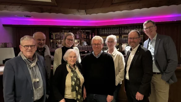 Veranstalter und Mitwirkende der Erzählwerkstatt „Kneipenkultur“ am Tresen in den Humfelder Reiterstuben: Fritz Brakemeier, Friedo Petig, Dr. Sonja Girod (VHS Detmold-Lemgo), Wirtin Margarete Szameitat, Kurator Jürgen
Scheffler, Christiane Cantauw (Landschaftsverband Westfalen-Lippe), Landesverbandsvorsteher Jörg Düning-Gast und Jochen Brunsiek (Kulturstellwerk Nordlippe, von links). - © Kulturstellwerk Nordlippe