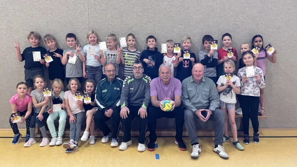 Die Schulklasse 2 a der Grundschule Gro&szlig;enmarpe freut sich &uuml;ber den ausgeh&auml;ndigten Hanniball-Pass mit (von rechts) Gerhard Bracht (&Uuml;bungsleiter), Peter Ahnert (TVG-Vorsitzender), Ronald Harke (&Uuml;bungsleiter) und Udo P&auml;like (Pressewart). An den Handball-Aktionstagen waren ebenfalls beteiligt Inge Austermann und J&uuml;rgen Kohring als &Uuml;bungsleiter. - &copy; TV Gro&szlig;enmarpe