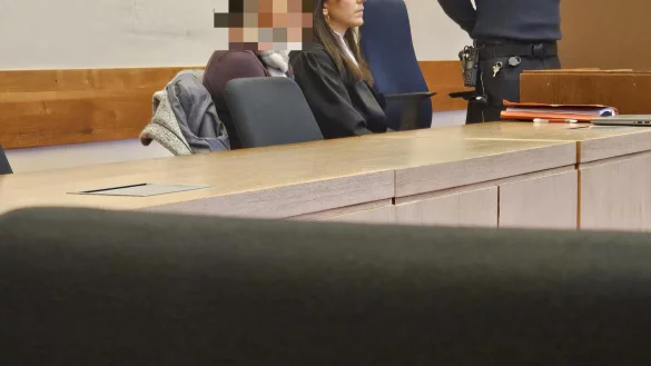 Die angeklagte Mutter (links) sitzt neben ihrer Verteidigerin Franziska Jan&szlig;en. Zum zweiten Prozesstag gibt diese &uuml;berraschend schon eine gest&auml;ndige Erkl&auml;rung f&uuml;r ihre Mandantin ab. - &copy; Janet K&ouml;nig