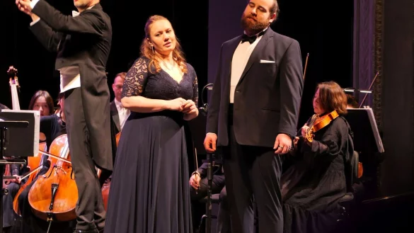 Neujahrskonzert mit Wiener Charme: Sopranistin Christin Stanowsky und Barition Jonah Spungin brillieren im Neujahrskonzert mit dem Symphonischen Orchester unter Leitung von Per-Otto-Johansson. - © Thomas Krügler