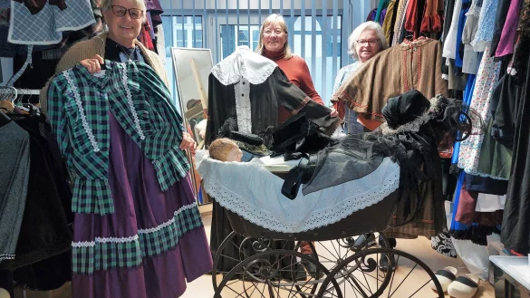 Die Vorstandsmitglieder Hildburg Ahrens (von links), Barbara Hamann und Birgit K&uuml;nneke zeigen ihren gro&szlig;en Kost&uuml;mfundus. Interessierte k&ouml;nnen sich dort historische Gew&auml;nder, sowohl f&uuml;r Kinder als auch f&uuml;r Erwachsene, ausleihen. - &copy; Michaela Wei&szlig;e
