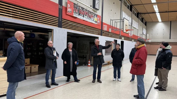 Stadt-Sportverbandsvorsitzender Thomas Lange (Mitte) erläutert den Sportausschuss-Mitgliedern die Wünsche aus der Delegiertenversammlung. - © Sandra Castrup