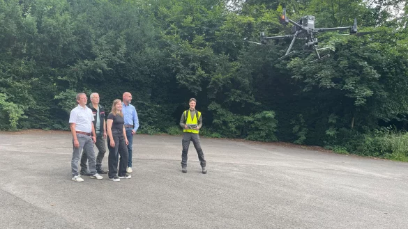 Der erste Drohnenflug in Lemgo, begleitet von: (von links) Dennis Ortmeier (Leiter Verwaltung und Bürgerservice), Kai Wulfkuhle (Forstwirtschaftsmeister), Nicole Baeumer (Smart City Projektbüro), Frank Limpke (erster Beigeordneter und Stadtkämmerer),
Maximilian Dreier - © Alte Hansestadt Lemgo