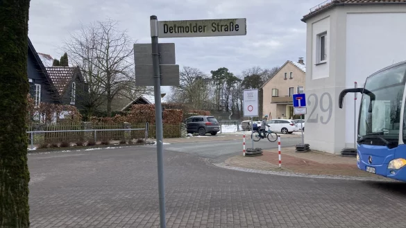 Die scharf rechts von der Detmolder Straße abzweigende Mühlenstraße ist schlecht einsehbar. Der Kreuzungsbereich soll umgebaut werden, damit vor allem Radfahrer sicherer in die Ortsmitte kommen. - © Cordula Gröne