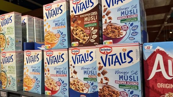 Oetker-Müslis im Supermarkt-Regal: Das „weniger süße“ Vitalis-Müsli Schoko (unten) zum Beispiel sei um 33 Prozent teurer geworden, haben Verbraucherschützer ausgerechnet. Andere Produkte wie das Schoko-Müsli „feinherb“ haben sich demnach um 50 Prozent verteuert. - © mika