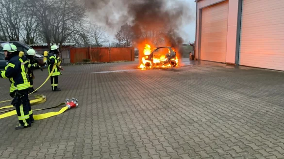Einsatzkräfte löschen das brennende Fahrzeug. - © Freiwillige Feuerwehr Schieder-Schwalenberg