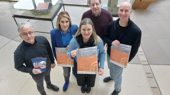 Das Programm zur Themenreihe 80 Jahre Kriegsende pr&auml;sentieren (von links) Pfarrer Andreas Gronemeier (Evangelisch-reformierte Kilianskirche Sch&ouml;tmar), D&eacute;sir&eacute;e Solle (Leitung Volkshochschule), Sonja Beinlich (Leitung Stadtarchiv), Dr. Stefan Wiesekopsieker (Heimat- und Versch&ouml;nerungsverein Bad Salzuflen) und Stephan Otters (Leitung Musikschule). - &copy; Stadt Bad Salzuflen