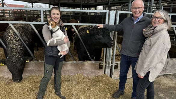 Leonie Froböse mit Hündin Ella sowie Peter und Frauke Froböse (von links) legen laut eigener Aussage großen Wert darauf, dass sich die Tiere auf dem Hof wohlfühlen. - © Sandra Castrup