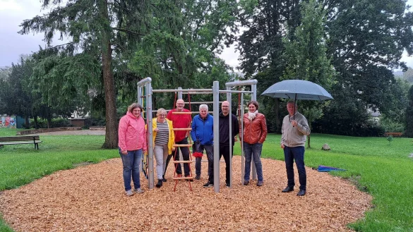 Die Spielgeräte stehen. Darüber freuen sich (von links) Dorothee Ewers (Vorstand Marketing Extertal), Elke Grabenhorst und Jürgen Tammoschath (Vorstand Heimat- und Verkehrsverein Bösingfeld), Hans Böhm (Projektgruppe Park mit Potenzial), Sebastian Fritzemeier (JuKulEx), Christine Ewers (Geschäftsstellenleiterin Marketing Extertal) und Bürgermeister Frank Meier. - © Heimat- und Verkehrsverein Bösingfeld