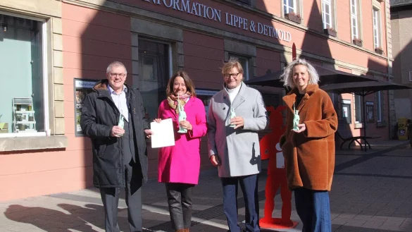 Kreiskämmerer Rainer Grabbe (links) nimmt den Förderbescheid von Regierungspräsidentin Anna Katharina Bölling entgegen. Günter Weigel (2. von rechts) und Corinna Rox (rechts), Geschäftsführung der Lippe Tourismus &
Marketing GmbH, freuen sich mit ihnen. - © Kreis Lippe