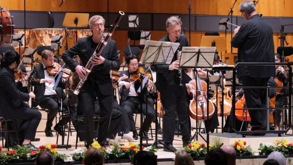 Ein bunter Strauß voller Sträuße: Die Solisten Tobias Pelkner (Fagott) und Thomas LIndhorst (Klarinette) schenken dem Neujahrskonzert mit dem Hochschulorcheser unter Leitung von Florian Ludwig viel Glanz. - © Thomas Krügler