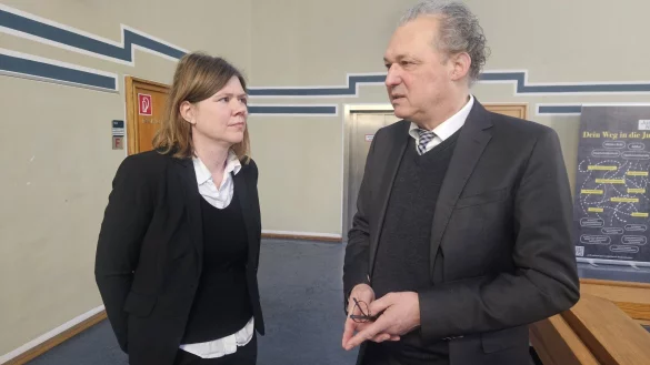 Ein wenig Resignation ist auf dem Gerichtsflur spürbar. Die angeklagte Anwältin hat ihren bisherigem Verteidiger Georg Schulze aus Bielefeld das Mandant entzogen. Jetzt übernimmt seine Kanzlei-Kollegin Christina Peterhanwahr als Pflichtverteidigerin. - © Janet König