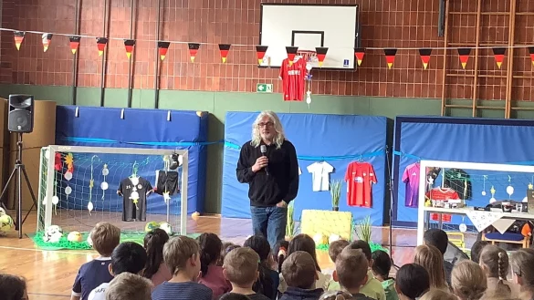 Autor Joachim Masannek liest in Schöttmar aus "Die wilden Kerle". - © Grundschule Wasserfuhr