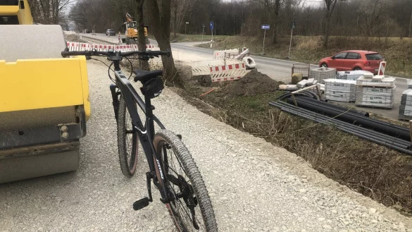 Ende April soll der Radweg zwischen NIederschönhagen und Brüntrup fertig sein. - © Martin Hostert