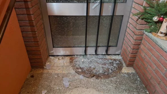 Am ersten Weihnachtsfeiertag soll der Briefkasten vor dem Haus eines bekannten Rechtsextremen aus Lippe in die Luft gegangen sein. Das Foto zeigt die zersplitterte Scheibe nach dem Vorfall. - © LZ-Redaktion