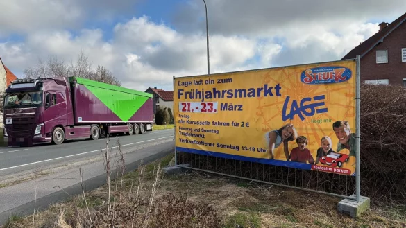 Seit einiger Zeit werben in Lage und um die Zuckerstadt herum (wie hier in Helpup an der B66) große Werbeplakate für den Frühjahrsmarkt. Dieser wird in diesem Jahr wenn überhaupt nur in abgespeckter Form stattfinden. - © Thomas Reineke