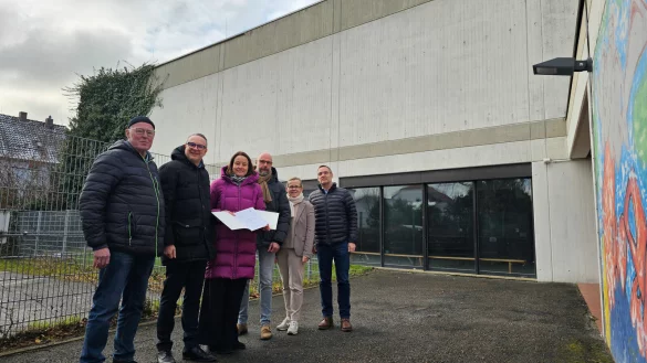 Benno Beermann, Vorsitzender des VfL Lieme (von links), Bürgermeister Markus Baier, Regierungspräsidentin Anna Katharina Bölling, Kämmerer Frank Limpke, EKG-Schulleiterin Bärbel Fischer und der stellvertretende Schulleiter Thorsten Lüngen freuen sich über die finanzielle Unterstützung. - © Alte Hansestadt Lemgo
