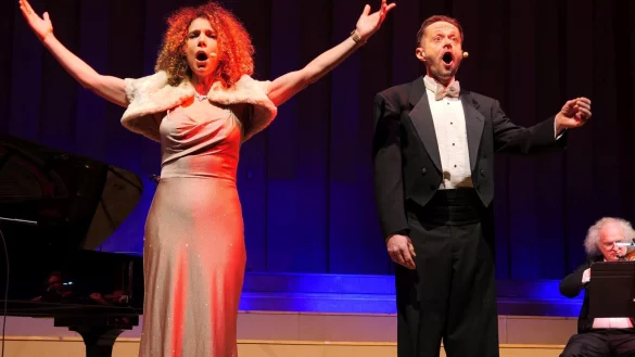 Gesangliche Strahlkraft mit "Pariser Flair". Marie Giroux und Joseph Schnurr harmonieren bestens im Duett. - © Thomas Krügler