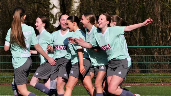 Sportfreundinnen, wie sie singen und lachen. Nach dem 2:0 über den TuS Grünenbaum gab es beim BHK-Team kein halten mehr. - © Jörg Hagemann